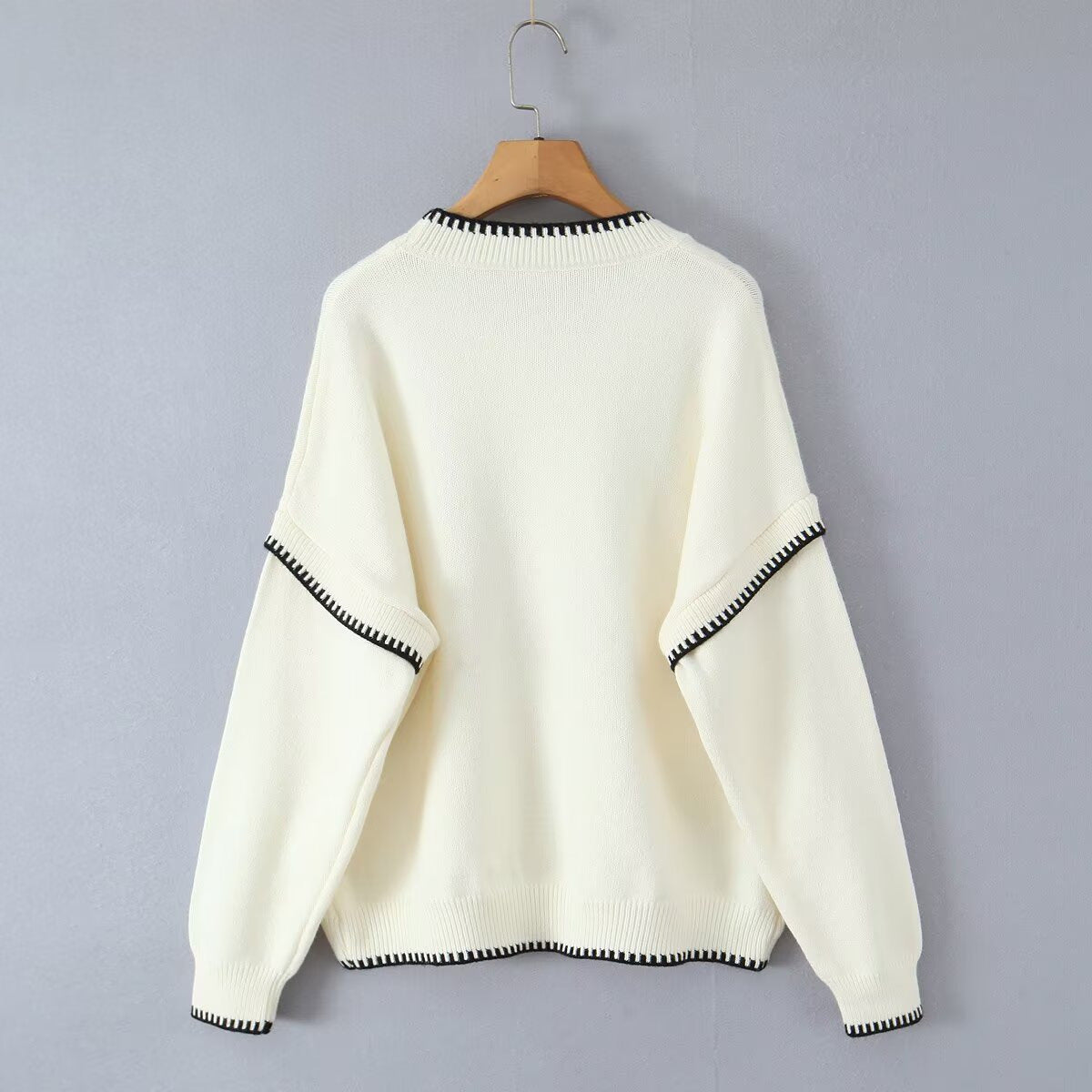 Round neck contrasting color pullover knitted sweater for women